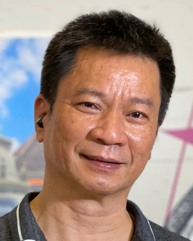 Roy 的爸爸,穿著 polo 恤微笑