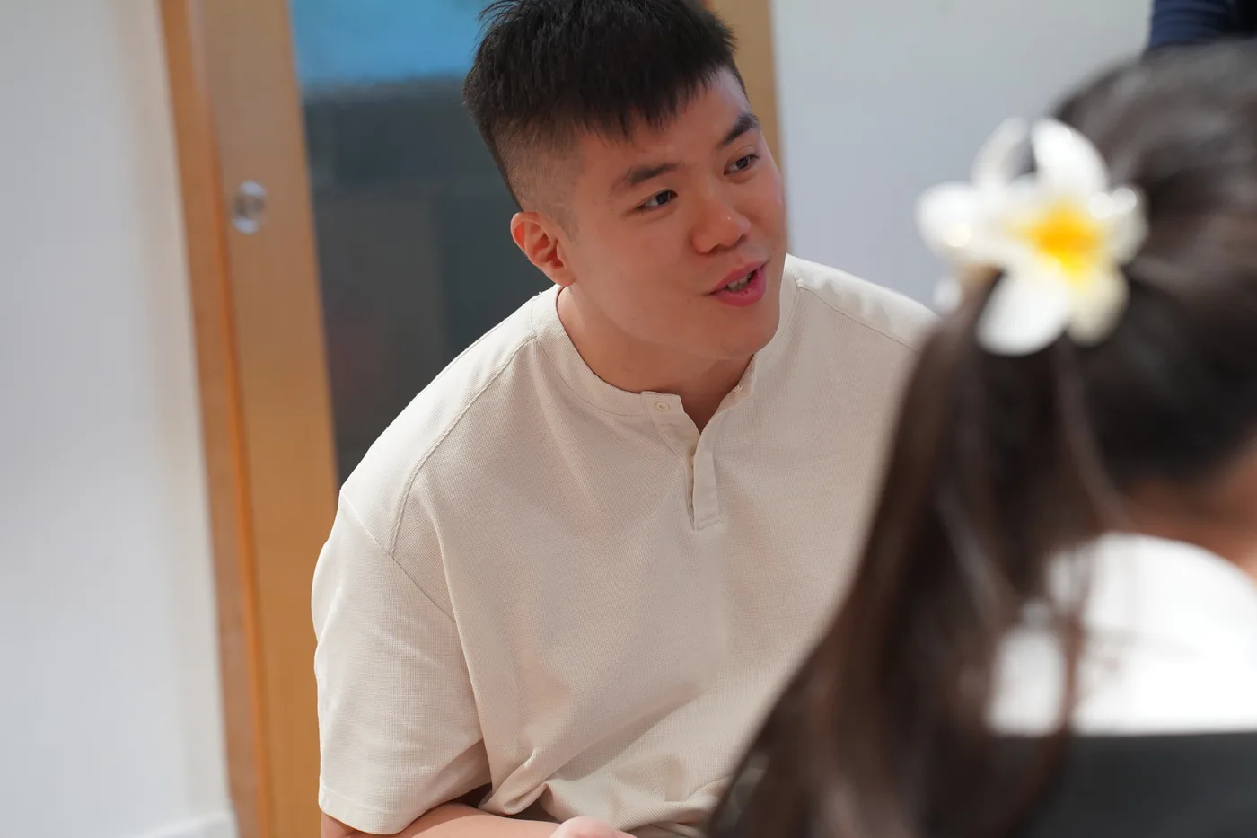 Roy 在青年大使培訓中與學生交談